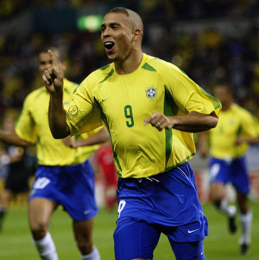 足球明星在关键比赛中发挥出色，表现亮眼